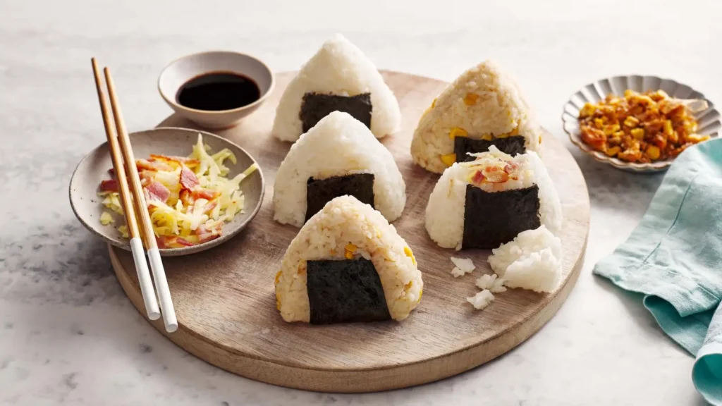 Onigiri nasi putih isi rendang khas Indonesia dengan citaa rasa penuh nusantara